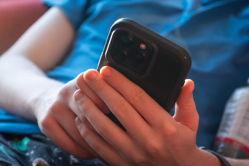 Flickering lights could help fight misinformation