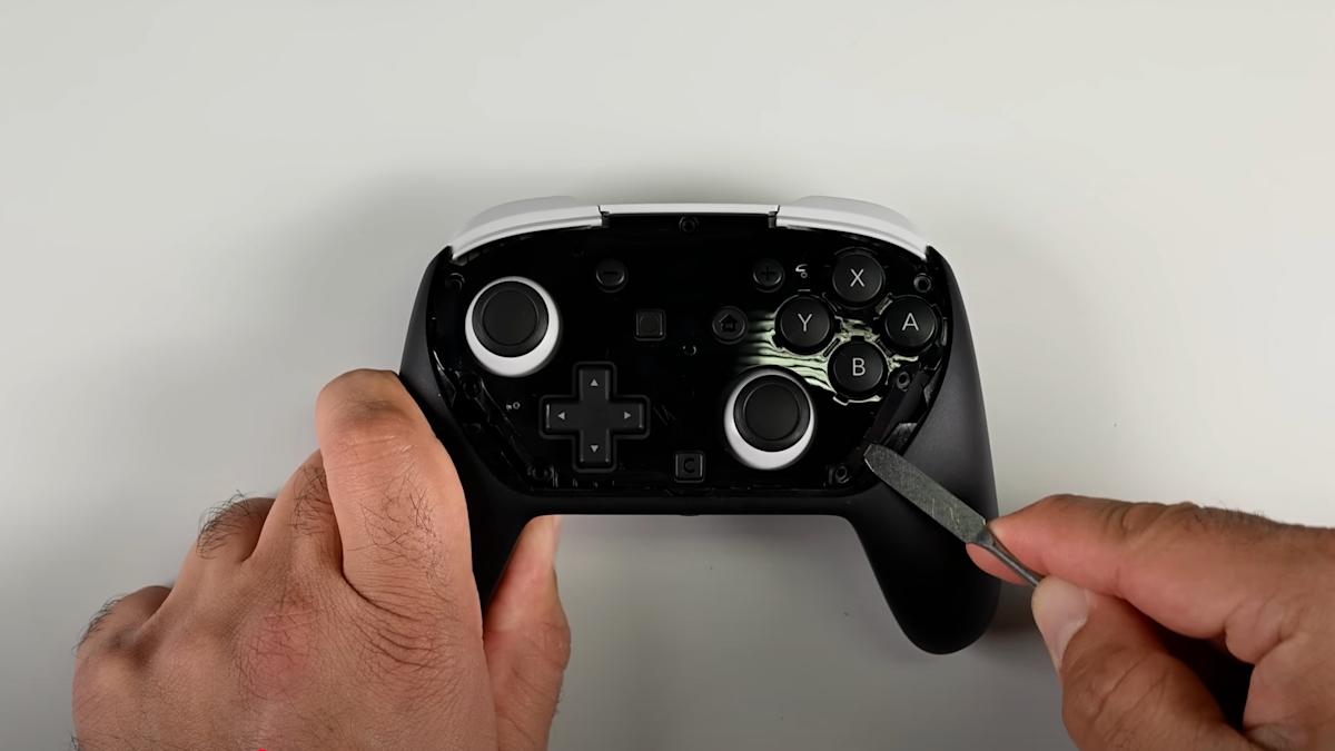 The Switch 2 Pro Controller does not seem easy to repair at all The Switch 2 Pro Controller does not seem easy to repair at all