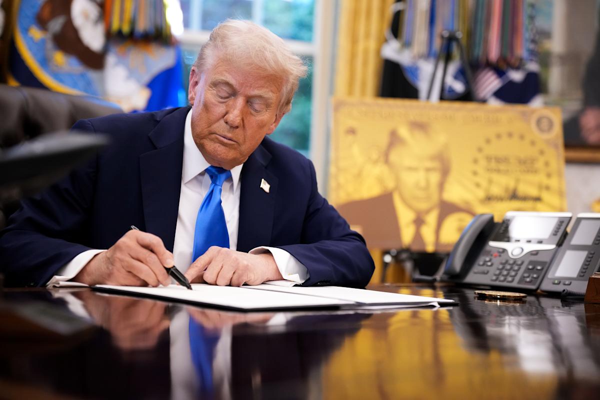 Trump administration to impose a 0,000-per-year fee for H-1B visas Trump administration to impose a 0,000-per-year fee for H-1B visas